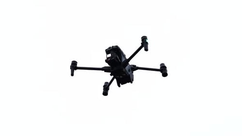 Drone planant dans un ciel lumineux