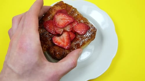 Cake with fresh strawberries