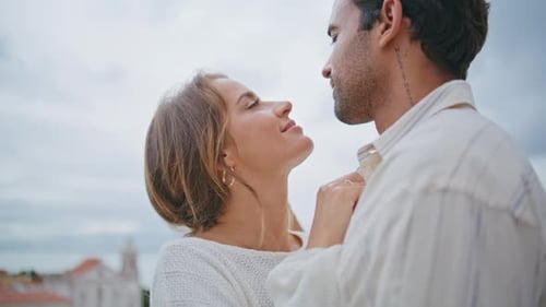 Pareja de amor tocándose caras en una cita en el paisaje marino, primer plano, pareja sexy y amorosa disfrutando