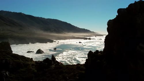 Drohnenaufnahme von Wellen, die an der malerischen Küste des Big Sur State Park am Pacific Coast Highway abstürzen