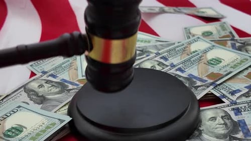 Hammer und Justizhammer Korruption Bestechung Geld Bargeld Recht Urteil Behörde Macht Vermögen Integrität