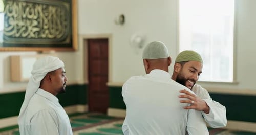 Muslim, Begrüßung und Umarmung von Freunden in der Moschee für Community, Unterstützung und Hallo für den islamischen Führer