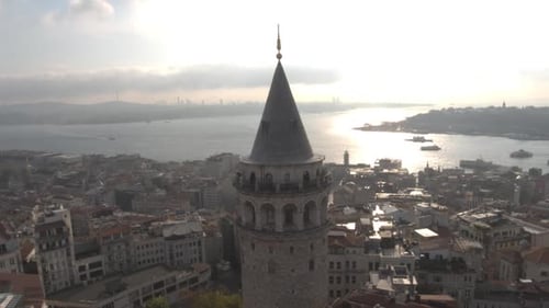 Vue aérienne par Drone de la tour de Galata et du Bosphore à Istanbul