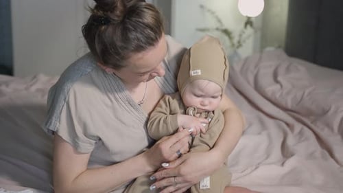 Maman mesure la température corporelle de bébé à l'aide d'un thermomètre Électronique. Enfant malade avec une température élevée.
Chili