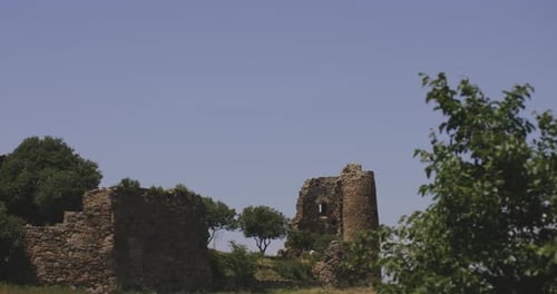 Das Kloster Jvari und die Überreste seiner steinernen Befestigungsmauer in der Nähe von Mtskheta, Ostgeorgien - Pannin