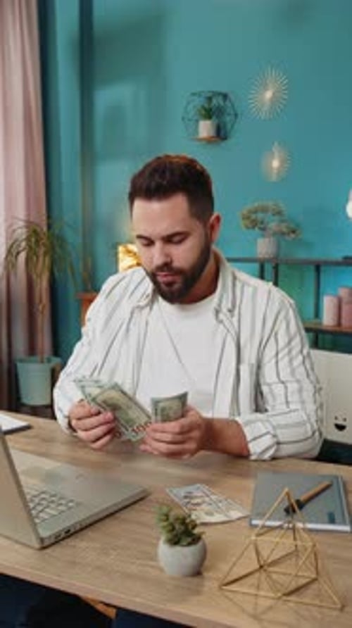 Homem de negócios rico feliz contando dinheiro, dividendos em dinheiro, dividendos, salário e usando laptop no escritório doméstico