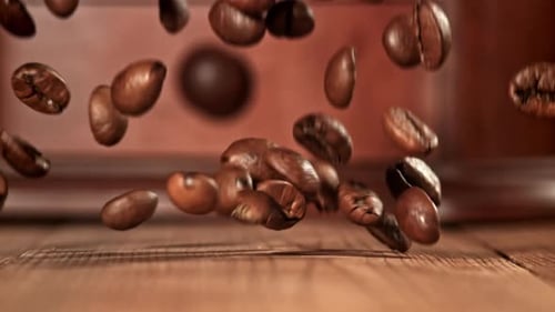 Geröstete Kaffeebohnen in Superzeitlupe, gefilmt auf einer Hochgeschwindigkeitskamera mit 1000 Bildern pro Sekunde