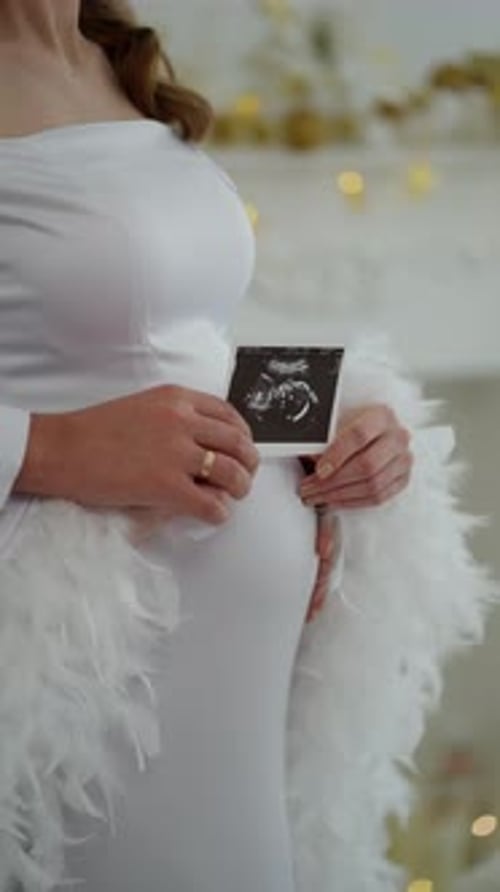 Un mari et une femme tiennent une photo d'un embryon