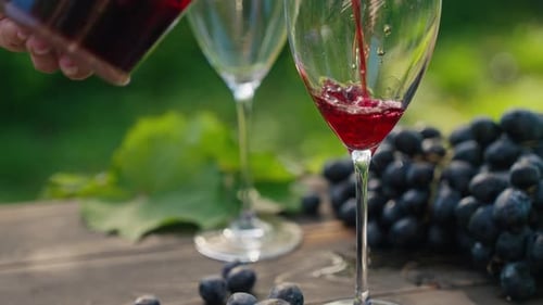 Frisch dekantierter Rotwein, serviert im Freien in der Nähe von Natur und Weinbergen
