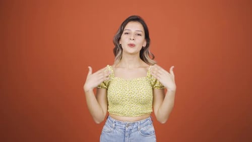 La température élevée de l'air étouffe la jeune femme.