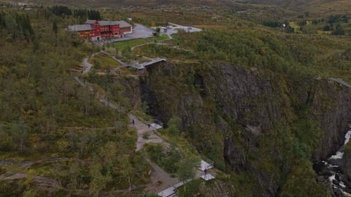 Des images prises par drone montrant des touristes admirant Voringfossen depuis des terrasses à flanc de falaise