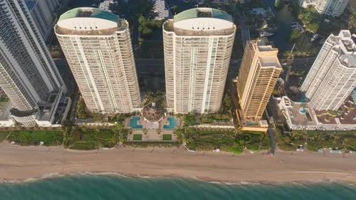 Eine atemberaubende Luftaufnahme von Sunny Isles Beach bei schönem Sonnenaufgang