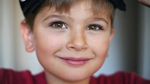 Un niño rubio mira a la cámara y se pone unos auriculares VR