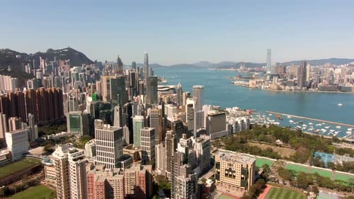 Die Bucht von Hongkong und die Wolkenkratzer der Stadt im Zentrum von Hongkong, Luftaufnahmen