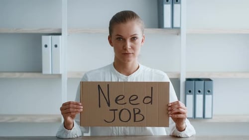 Jeune femme d'affaires à la recherche d'un emploi dans un environnement de bureau moderne