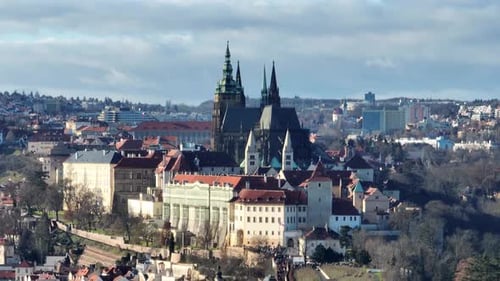 Praga, Chequia, diciembre de 2022. Zumbido con teleobjetivo avanza gradualmente en paralelo con Praga