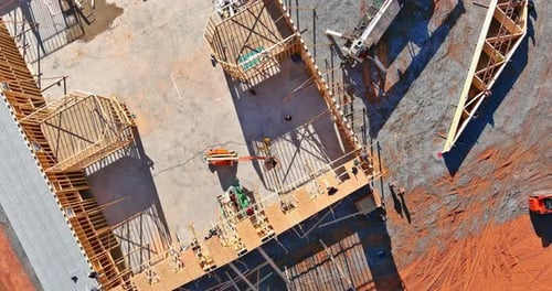 Para instalar las vigas del marco de construcción de una casa de madera sin terminar, la grúa es