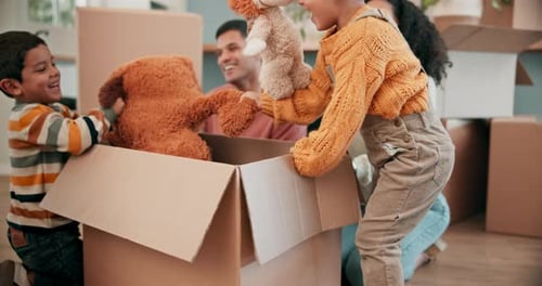 Chegando, brinquedos e família desempacotando caixas em sua nova casa, se unindo e brincando juntos