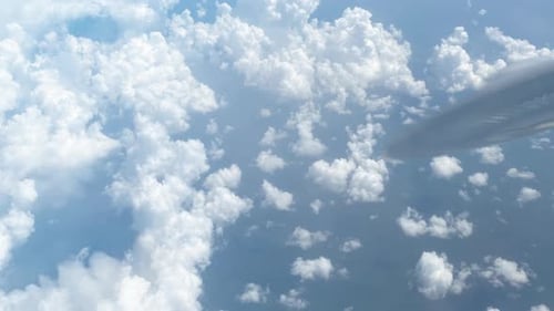 Fliegende Untertasse UFO, die vom Weltraum auf die Erdwolken fällt