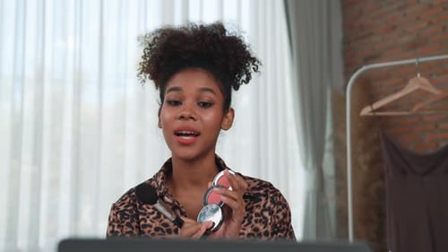 Mujer influencer graba un vlog en vivo, reseña de videos, maquillaje, crucial