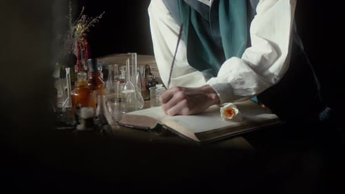 Ein männlicher Schriftsteller mit einem Stift