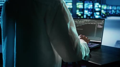 Programmierer führt Code im Rechenzentrum aus