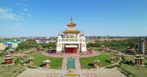 Templo budista, la morada dorada del Buda Shakyamuni