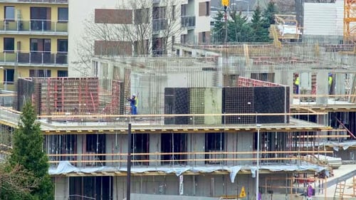 Travaux de chantier de construction de coffrages de barres d'armature pour bâtiments résidentiels