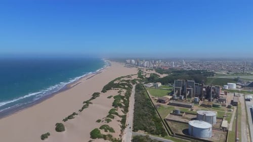 Vista panorâmica incrível de drone com paisagem de dunas costeiras acima da cidade de Necochea, Argentina.