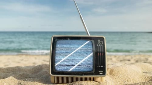 Televisión retro y fallos en la pantalla de una playa