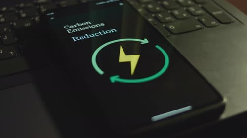 Inscription sur la réduction des émissions de carbone sur l'écran du smartphone, présentation graphique avec énergie renouvelable