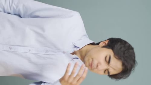 Vidéo verticale de L'homme qui éternue. Patient.