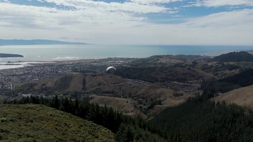 Paysage aérien en POV de parapente décollant au-dessus des collines de Nouvelle-Zélande Paysage - Nelson Tasman Regi