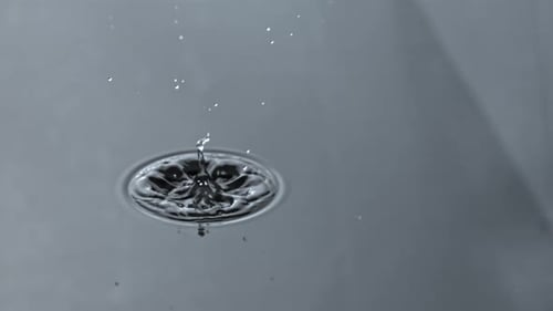 Super Slow Motion Drop of Water Filmed on a Highspeed Camera at 1000 Fps