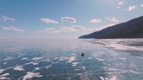 Hovercraft-Fahren auf gefrorenem Baikalsee-Eis mit Rissen im Winter, Russland