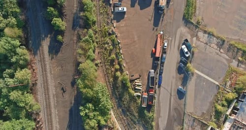Eine Luftaufnahme eines Industriegebiets mit Gebäuden und einem Logistikzentrum aus der Luft