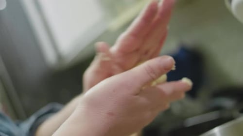 Zuckerkeksteig von Hand rollen