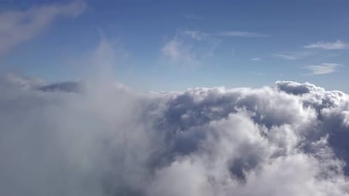 Survoler et survoler les cumulus de Haleakala