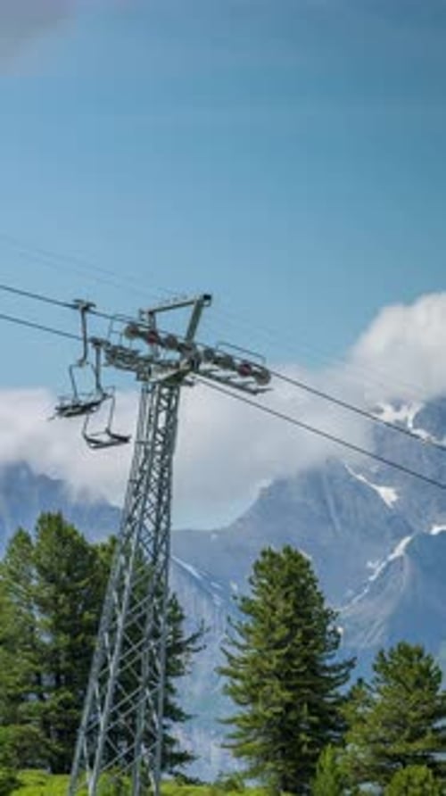 Alpes suisses montagneuses à la verticale