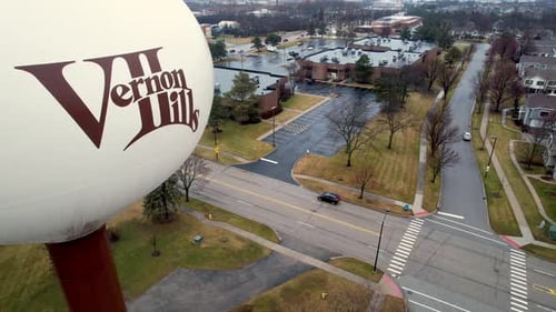 vue aérienne du château d'eau de Vernon Hills avec le logo de Vernon Hills à l'intersection de Hawthorn Pkwy et de l'ouest