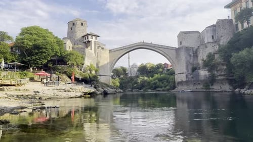 Mostar-Brücke ohne Menschen an einem wunderschönen sonnigen Sommermorgen