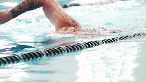 La persona nada en la piscina pública
