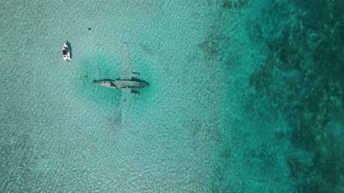 Luftaufnahme von Boot und Schiffswrack, Bahamas.