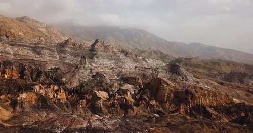 Des couches de palette de couleurs de luxe dans la nature, sel, montagne minérale en Iran, attraction naturelle, randonnée