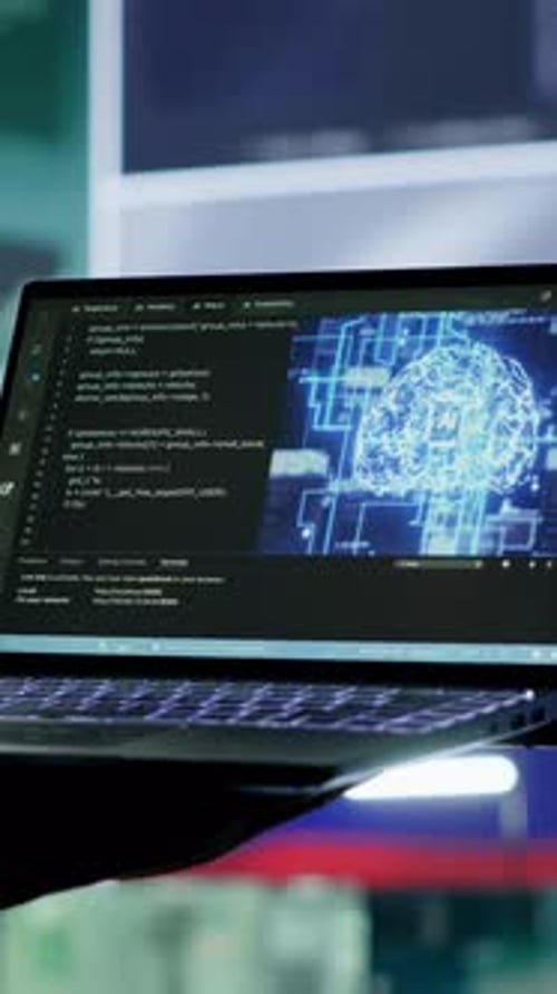 Vidéo verticale Un expert informatique russe utilise une nouvelle technologie d'apprentissage automatique pour diffuser de fausses nouvelles