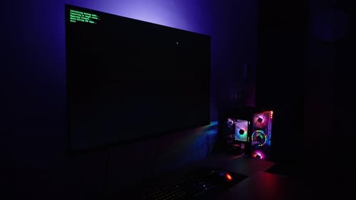 Chambre noire avec configuration informatique, écran vert indiquant « Vous avez été piraté ! « Message et système