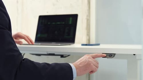 Programmierer, der Code für Foreign Company Desk schreibt, ist elektronisch einstellbar