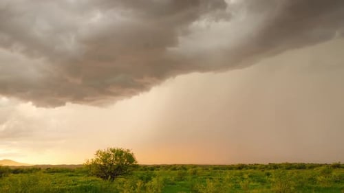 Nubes monzónicas y lluvia sobre el paisaje al atardecer