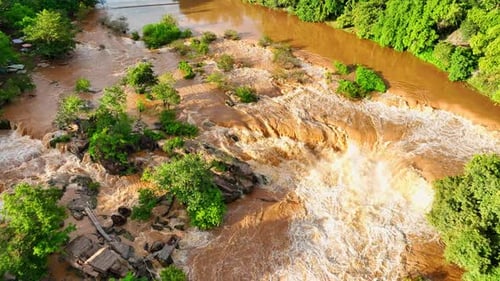 Vue aérienne : Inondation massive en cascade.