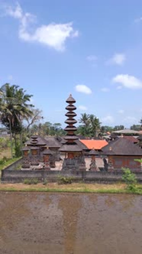 Temple hindou balinais et rizières dans la campagne d'Ubud, Bali, Indonésie